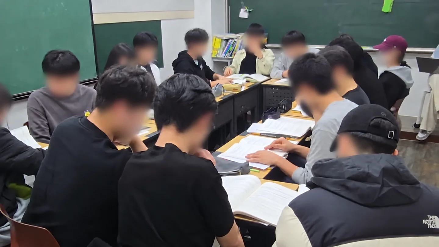 책과 필기를 펼쳐 놓고 함께 공부하는 와이즈업 수업 현장