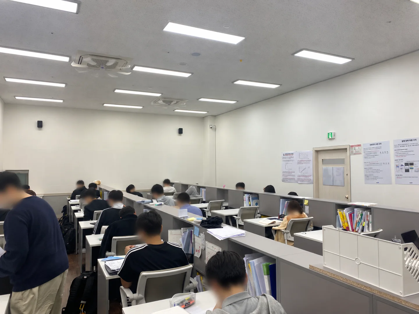 와이즈업 자습실에서 학생들이 각자 공부하는 모습