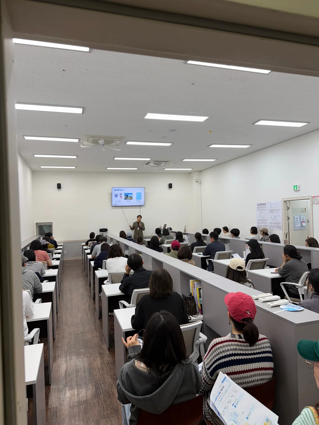 와이즈업 분당 고교 선택 설명회를 듣는 학생과 학부모를 뒤에서 촬영한 추가 현장 사진