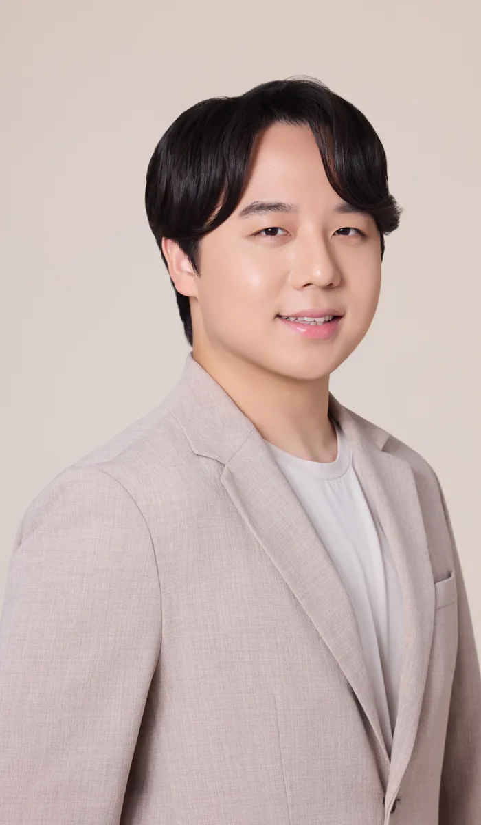 장현명 원장 프로필 사진. 베이지색 재킷을 입고 정면을 보고 있다
