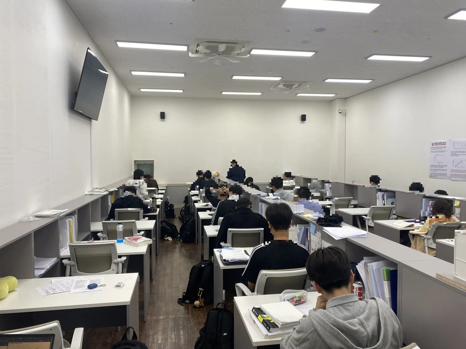 자습 공간을 뒤에서 본 모습. 학생들이 책상에 앉아 있고 선생님이 앞에서 순회한다