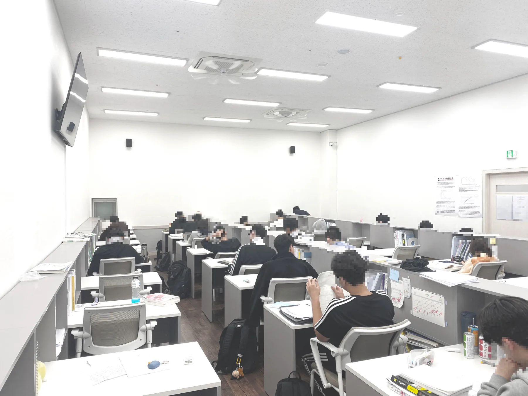 자습 공간 뒤쪽에서 본 학생들의 뒷모습