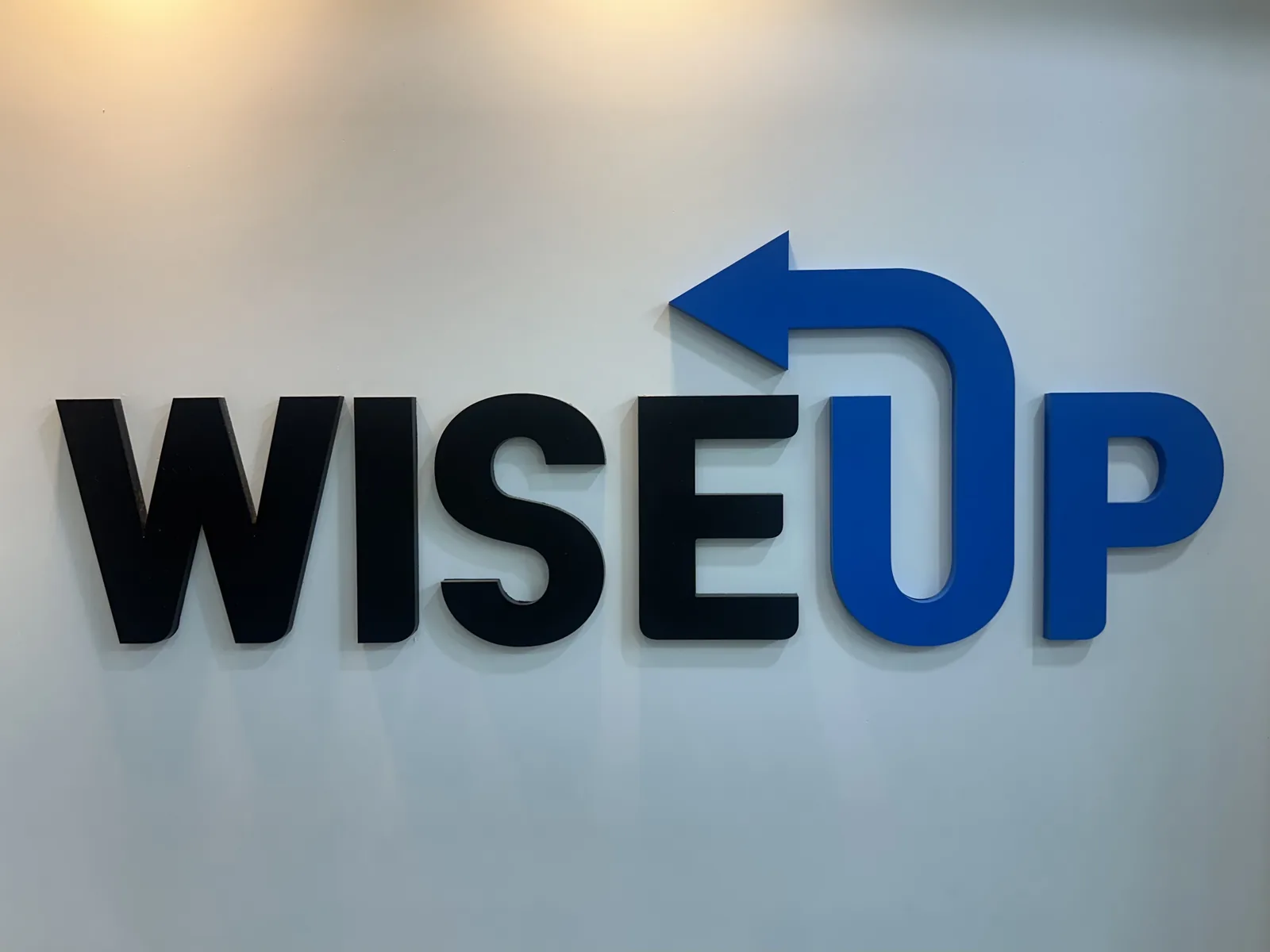 벽에 붙은 WISEUP 로고